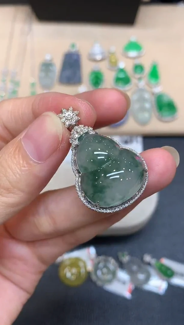 颈饰18K金镶嵌翡翠葫芦【无服务费