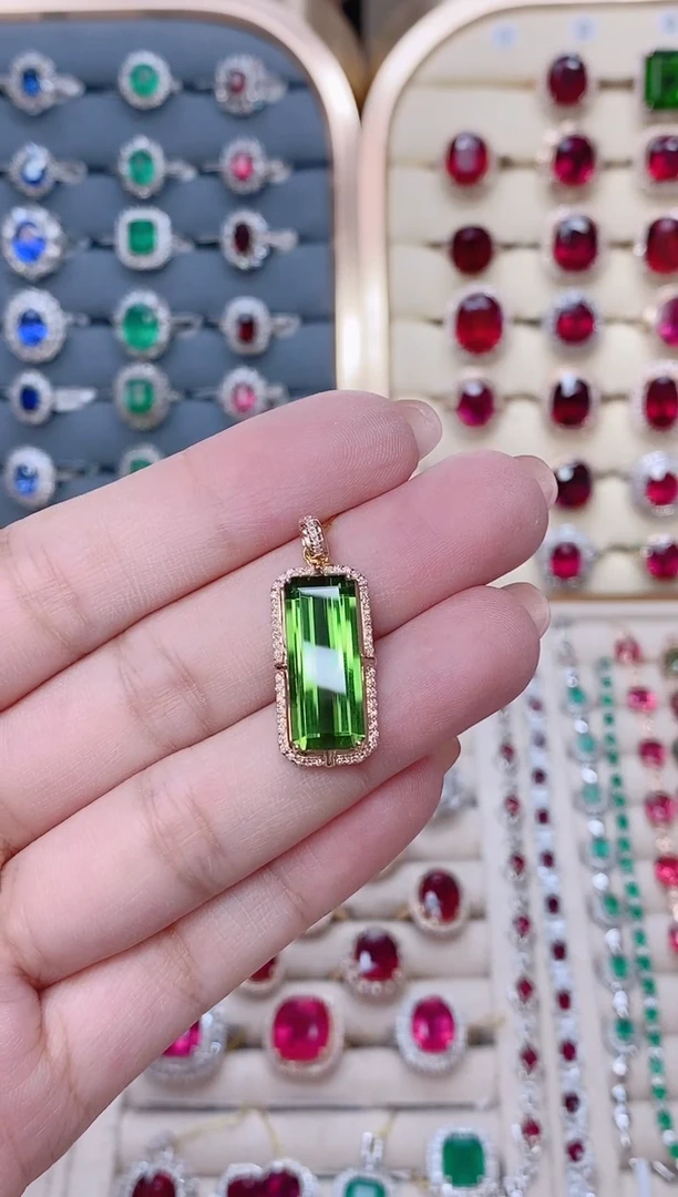 18K金镶嵌18K金吊坠绿色碧玺中**源-8.2ct