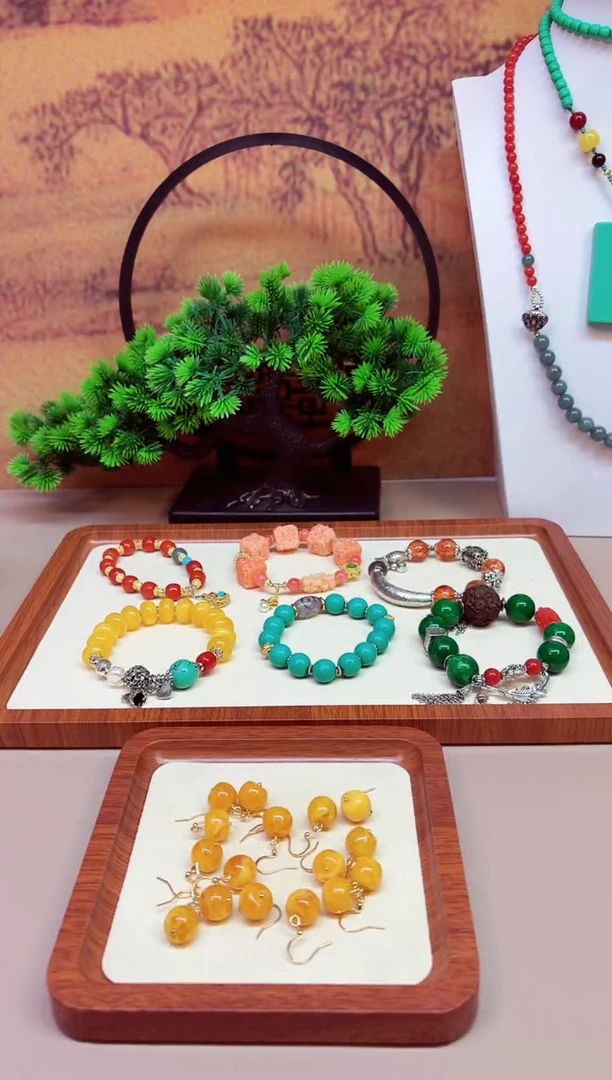 14K金镶嵌蜜蜡耳饰E01