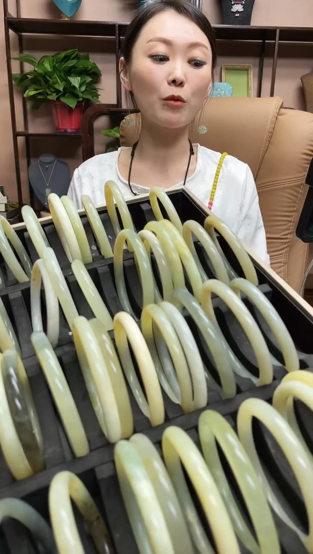 【闪购商品】蛇纹石玉手镯未镶嵌多样性发货 其中发一
