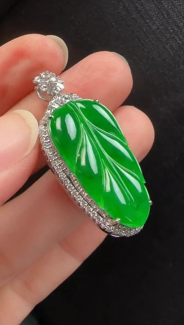 颈饰18K金镶嵌翡翠545叶子一个