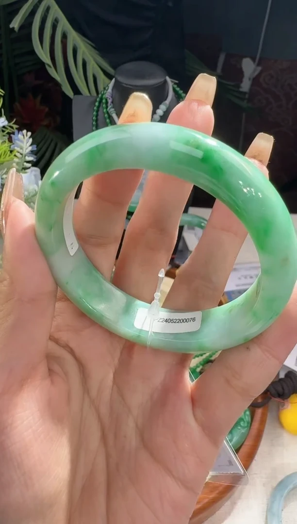 【闪购商品】翡翠颈饰未镶嵌手镯