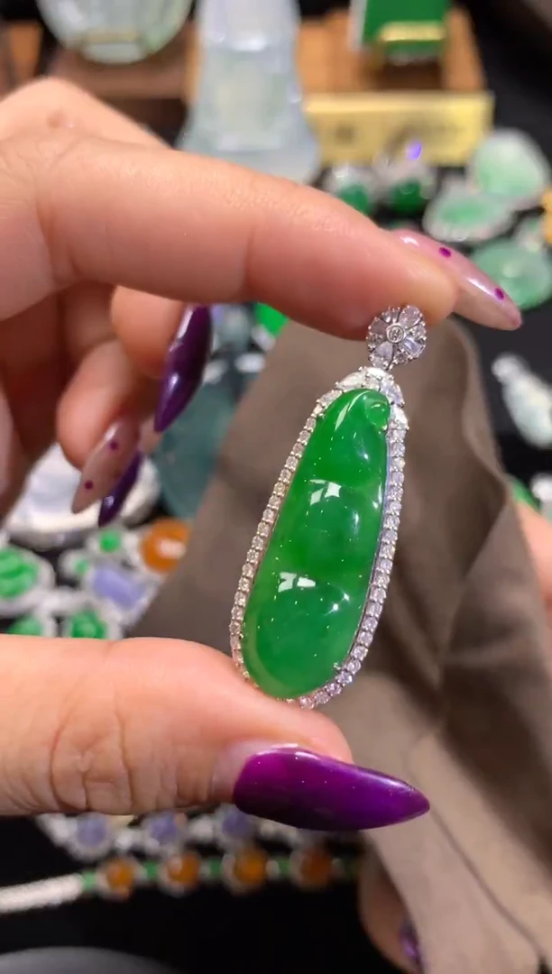 颈饰18K金镶嵌翡翠翡翠豆子（福利好价）