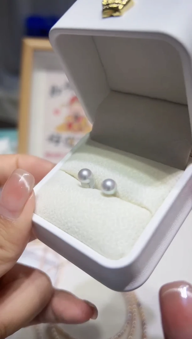 18K金镶嵌海水珍珠耳钉3海水真多麻