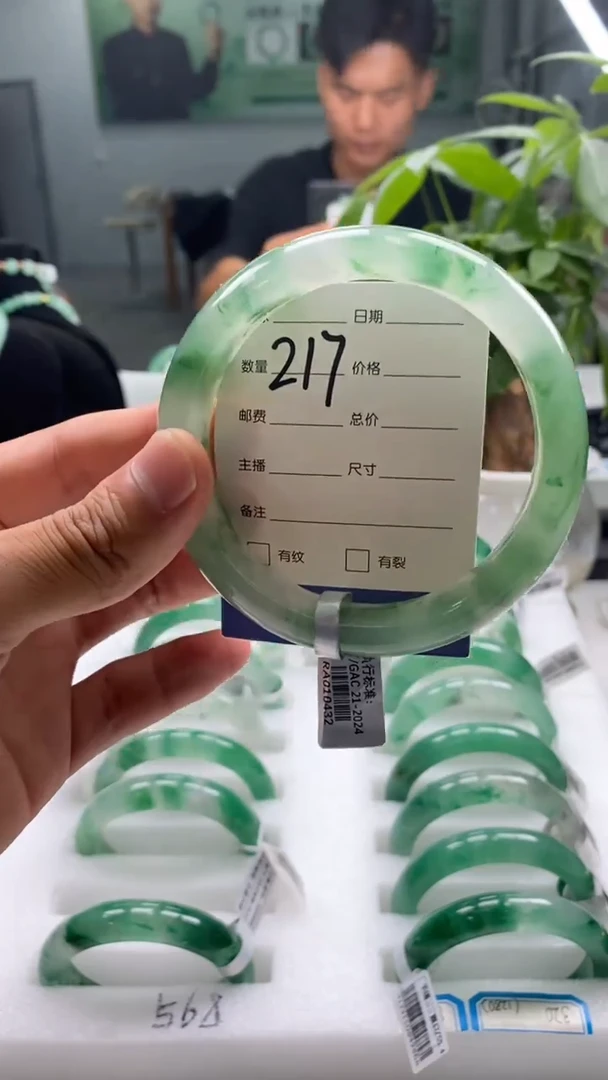 未镶嵌手镯石英质玉好***?63+217