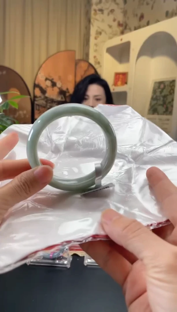 翡翠手镯未镶嵌翡翠手镯8