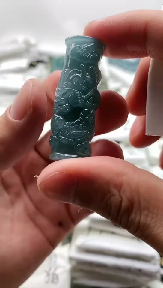 翡翠未镶嵌颈饰龙柱