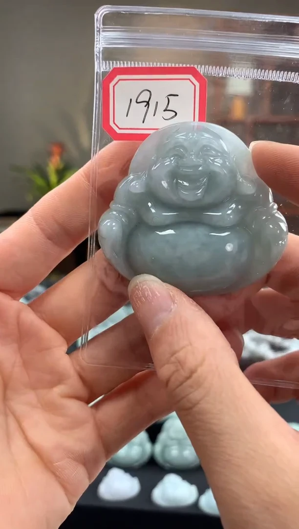 翡翠未镶嵌颈饰佛公 1915