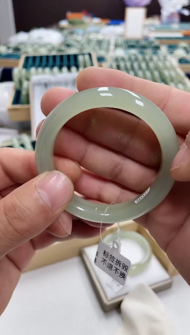 和田玉手镯未镶嵌差****女和田玉手镯