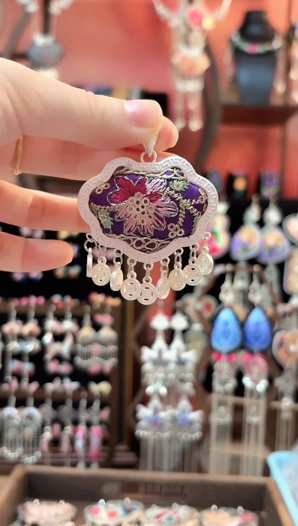 织绣云织谣民族风精美饰品   352