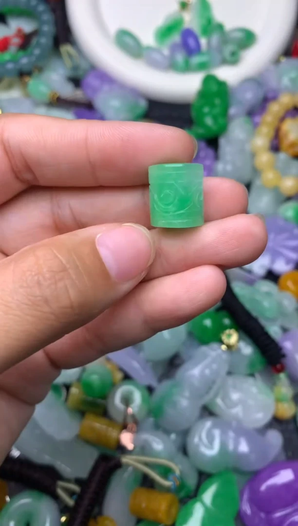颈饰未镶嵌翡翠缅甸翡翠吊坠