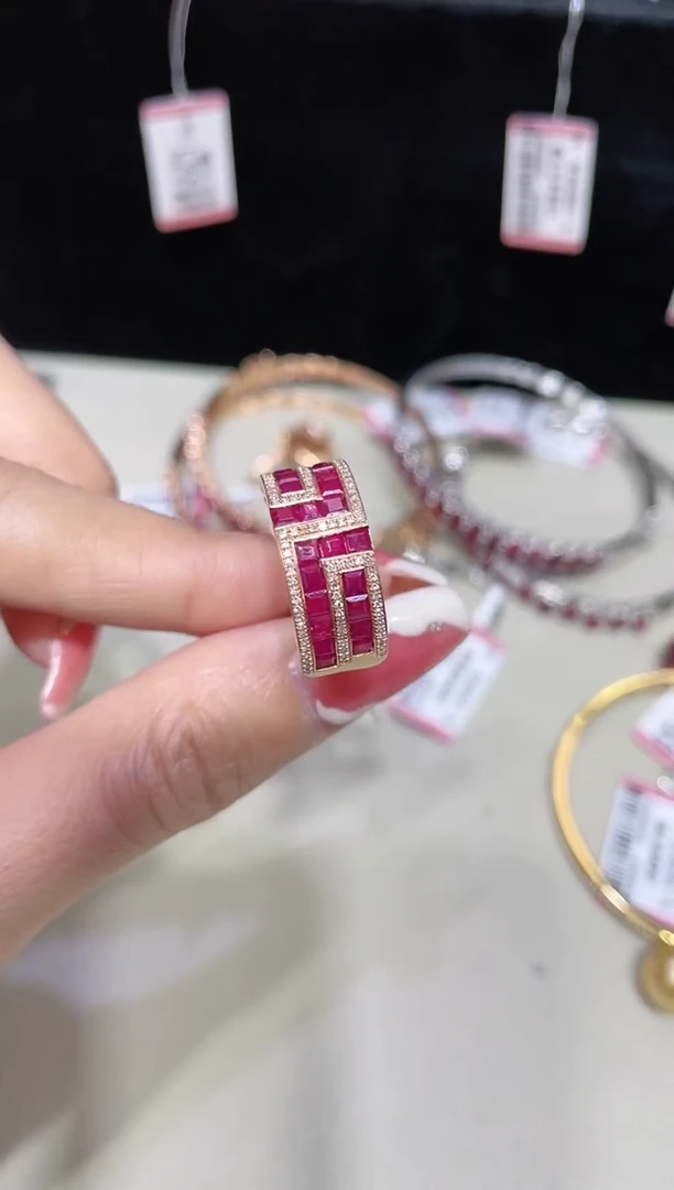 18K金镶嵌天然红宝石戒指回纹款