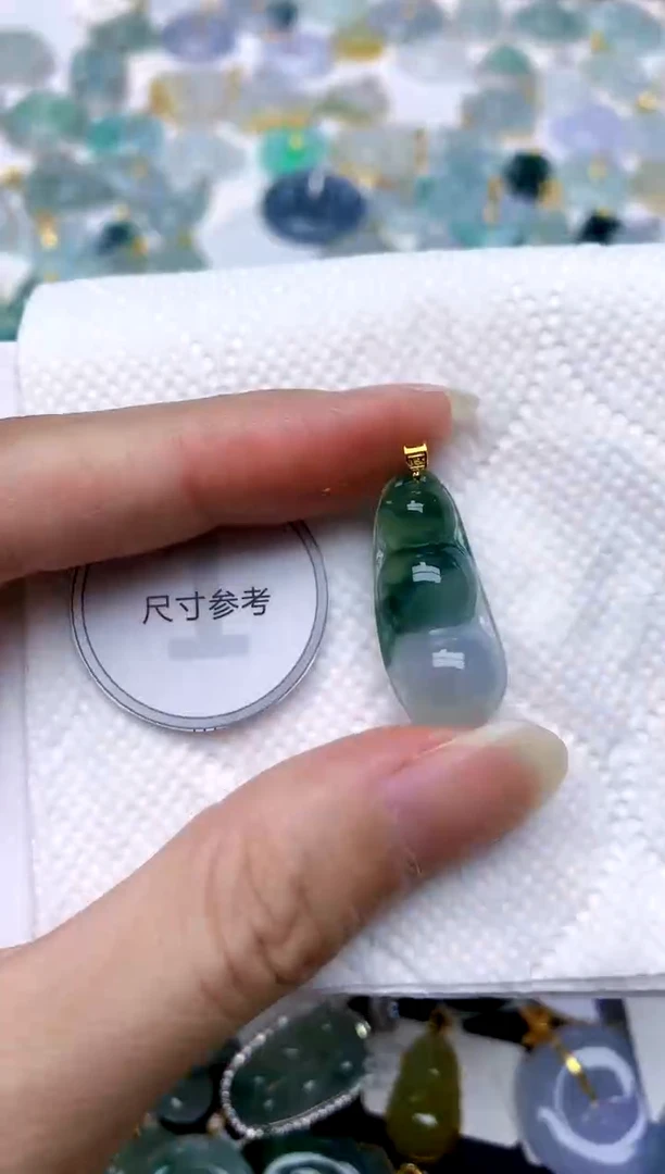 颈饰18K金镶嵌翡翠天然A货翡翠