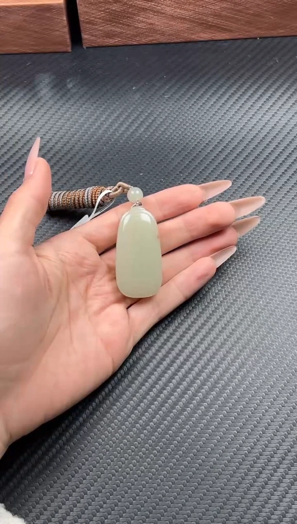 吊坠(赠链)未镶嵌和田玉且末近矿微色差吊坠