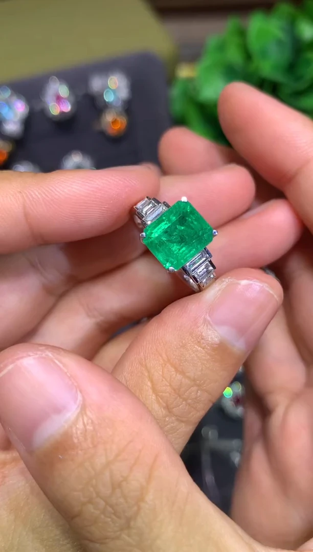 18K金镶嵌戒指祖母绿3.36ct