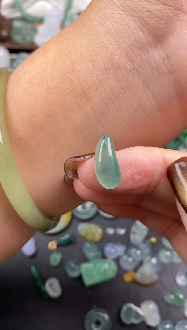 颈饰未镶嵌翡翠福瓜