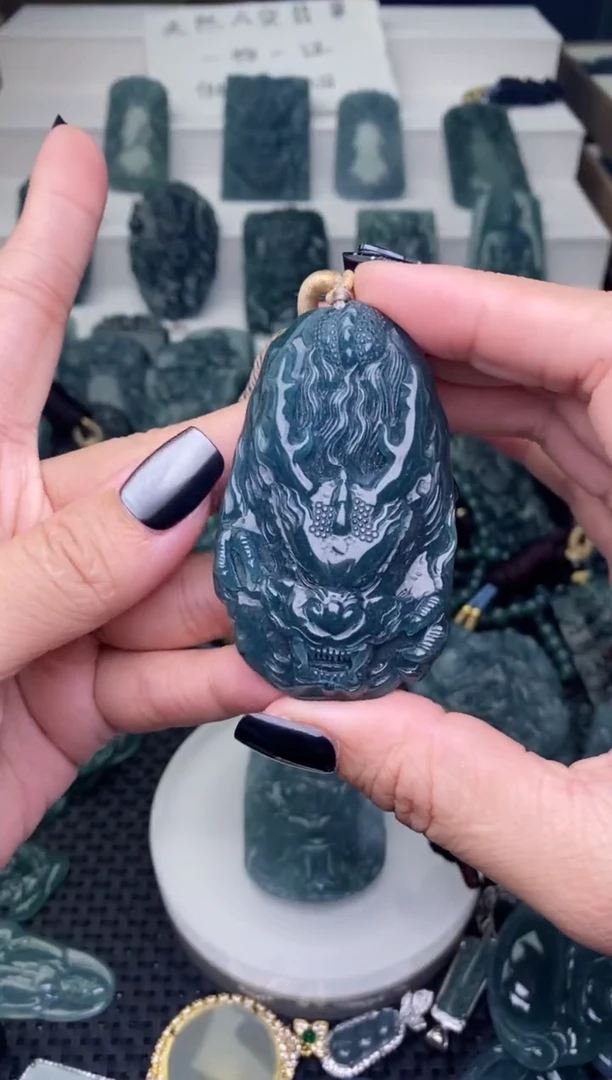 颈饰未镶嵌翡翠