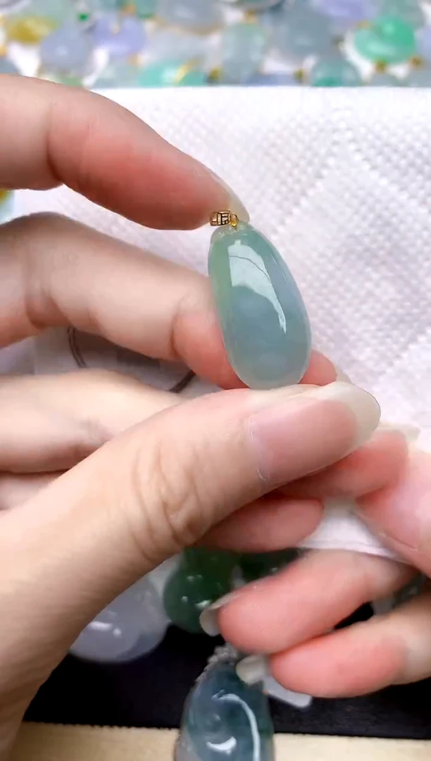 颈饰18K金镶嵌翡翠天然A货翡翠