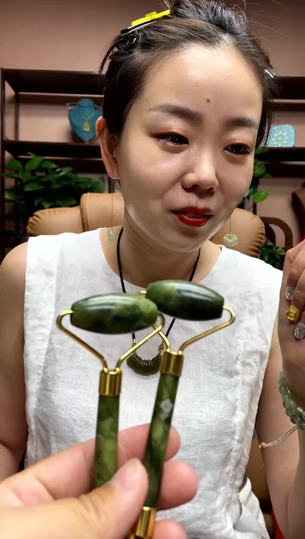 岫玉未镶嵌吊坠多样性发货发其中之一