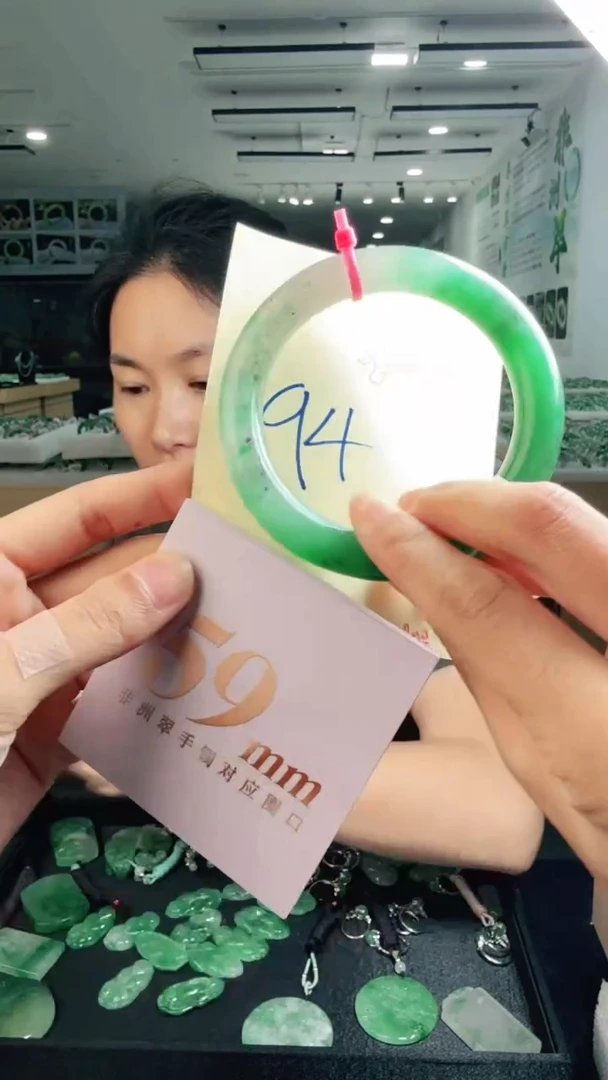未镶嵌手镯石英质玉（非洲翠）有天然性（洒金亮片/矿点/棉线）94