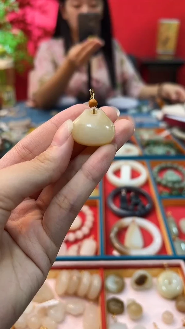 颈饰未镶嵌和田玉（糖玉）糖白福包吊坠