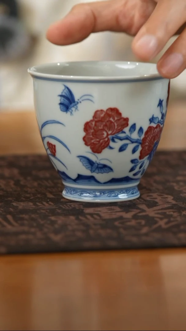 望月怀古釉里红蝶莲花握手杯