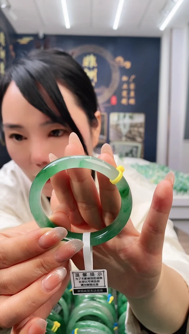 【闪购商品】石英质玉手镯未镶嵌63