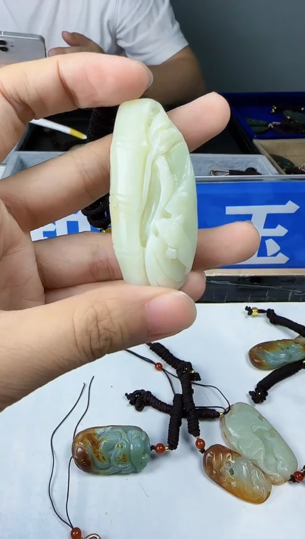 和田玉未镶嵌颈饰1