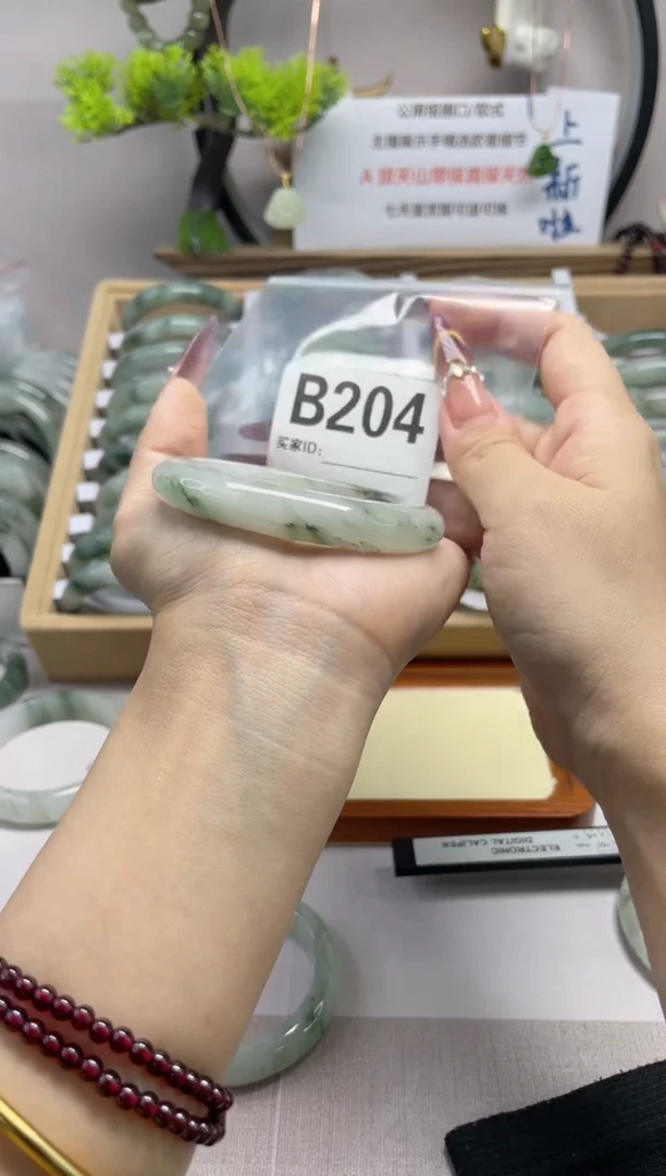 【闪购商品】石英质玉（天山翠）手镯未镶嵌b204