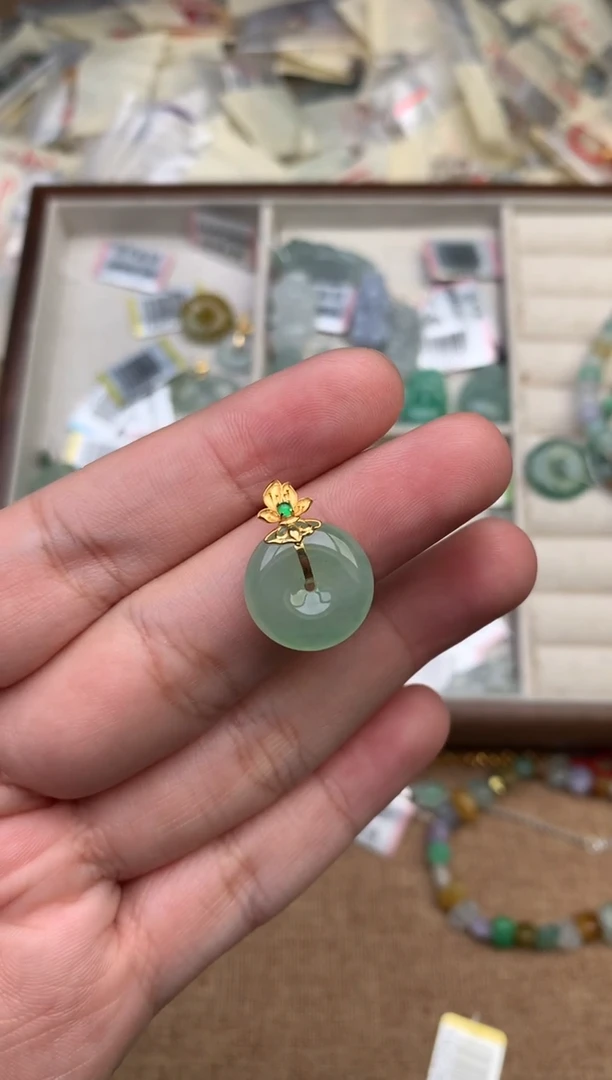 18K金镶嵌挂件翡翠一