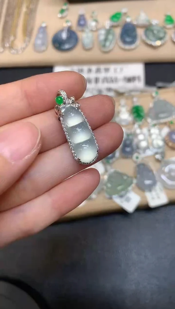 翡翠18K金镶嵌颈饰福豆【无服务费