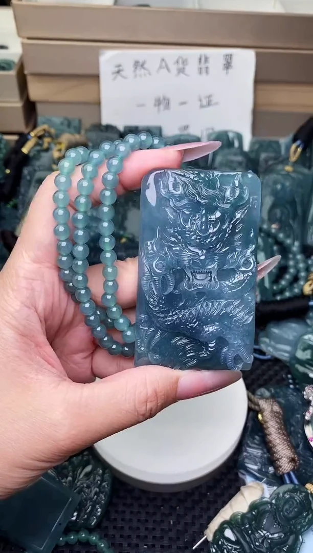 颈饰未镶嵌翡翠