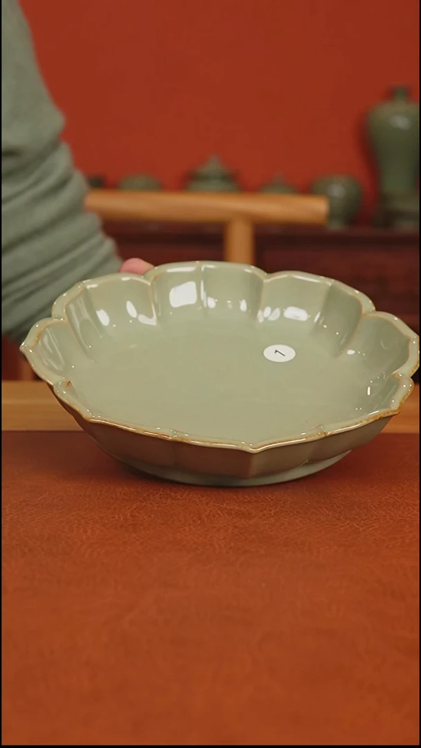越窑秘色瓷莲瓣盘二级品
