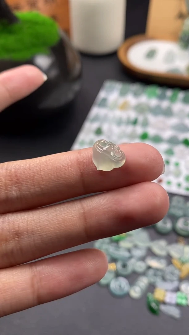 颈饰未镶嵌翡翠翡翠冰种裸石