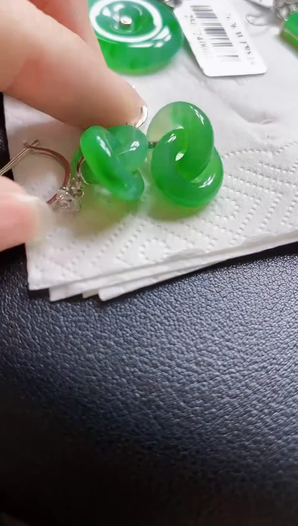 颈饰18K金镶嵌翡翠耳饰