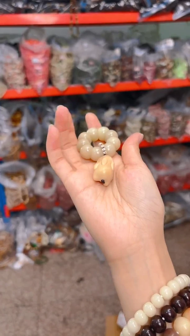吊坠菩提根/象牙果荔枝栋手捻带黄色小兔