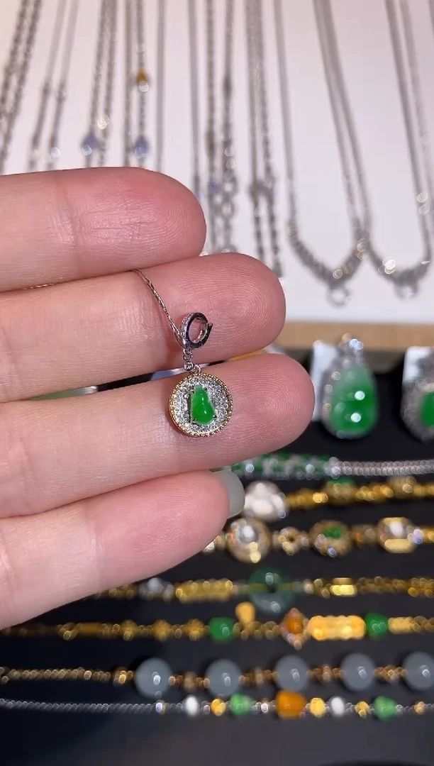 颈饰18K金镶嵌翡翠吊坠