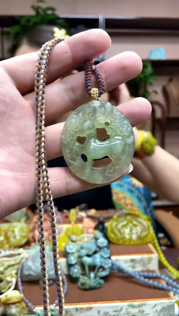 未镶嵌岫玉颈饰多样性发货发其中之一