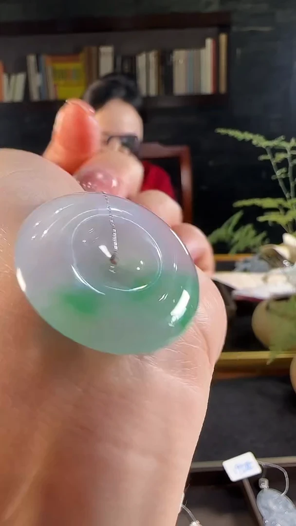 【闪购商品】翡翠吊坠(不含链)18K金镶嵌天然缅甸翡翠春带彩平安扣