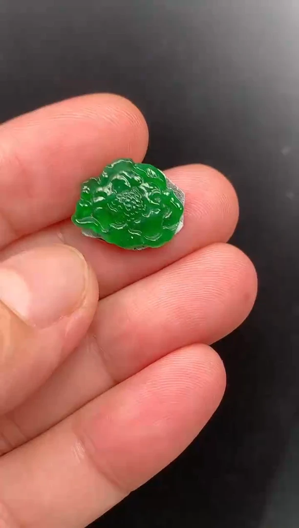 翡翠未镶嵌颈饰莲花