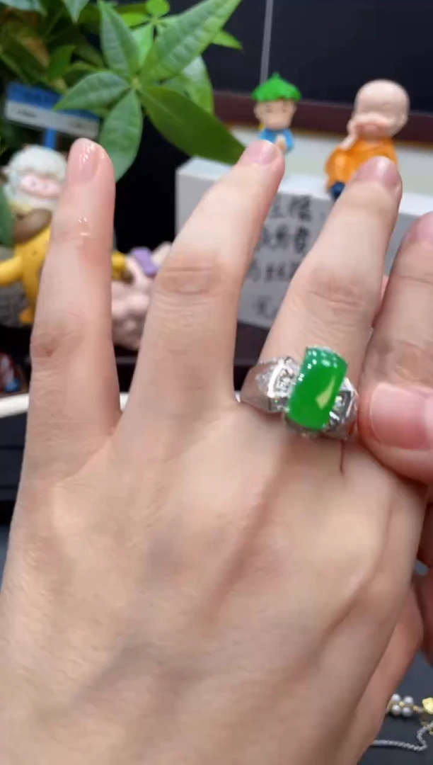 18K金镶嵌戒指翡翠孤**赏戒指