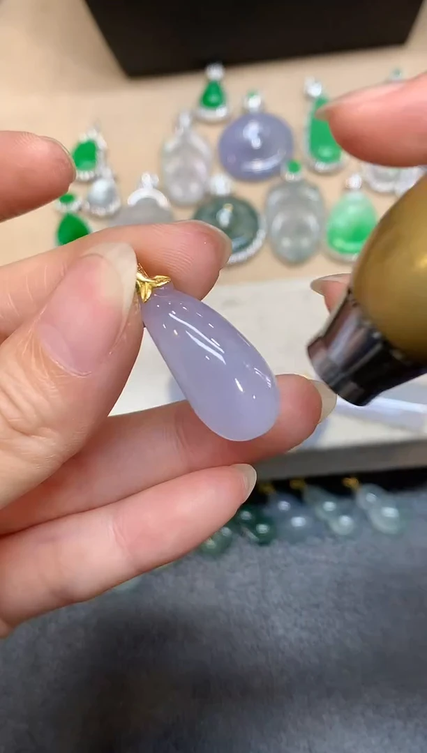 颈饰18K金镶嵌翡翠福瓜【无服务费