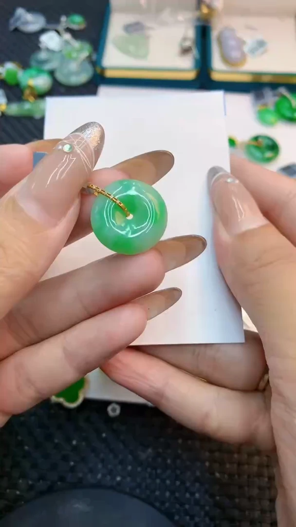 颈饰18K金镶嵌翡翠1