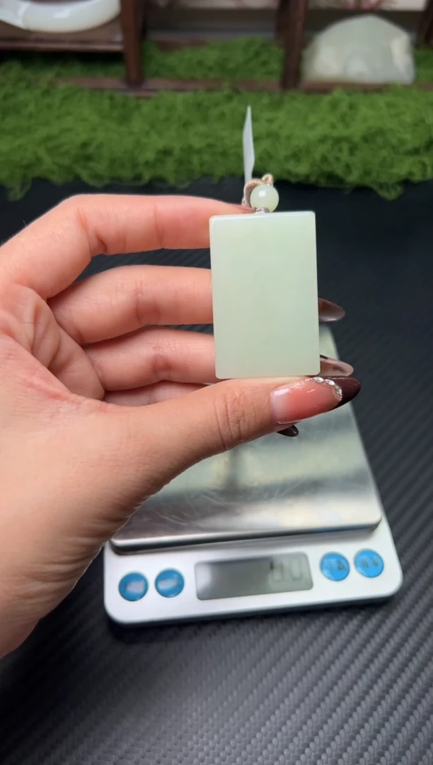 吊坠(赠链)未镶嵌和田玉且末微色差迪克兰二细吊坠