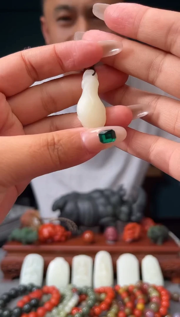 和田玉未镶嵌颈饰吊坠