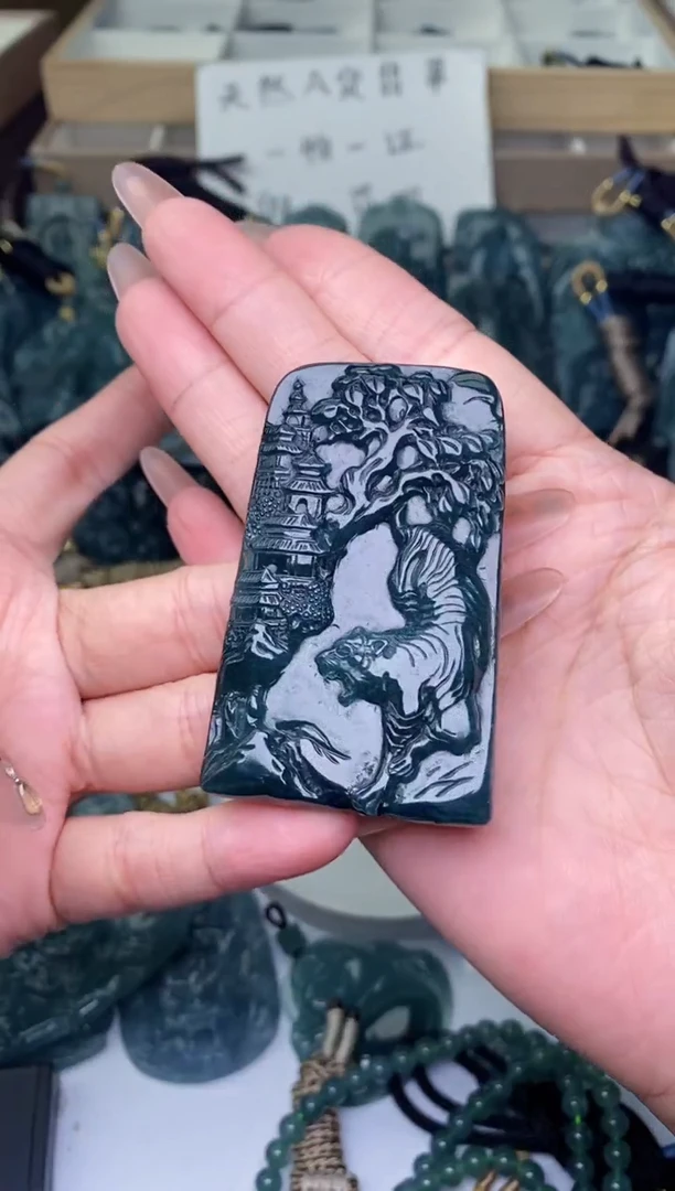 颈饰未镶嵌翡翠