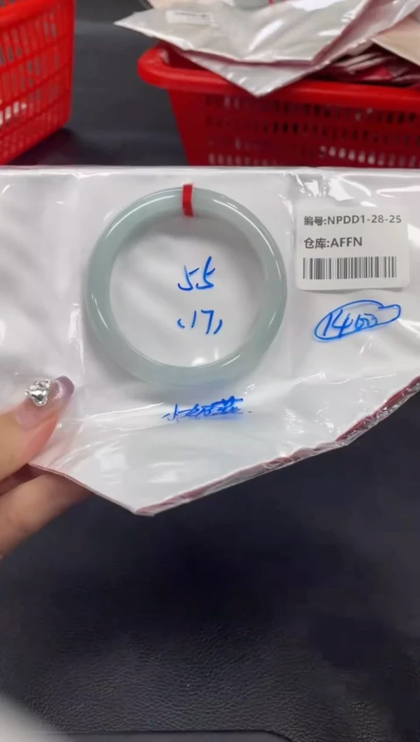 翡翠手镯未镶嵌翡翠手镯