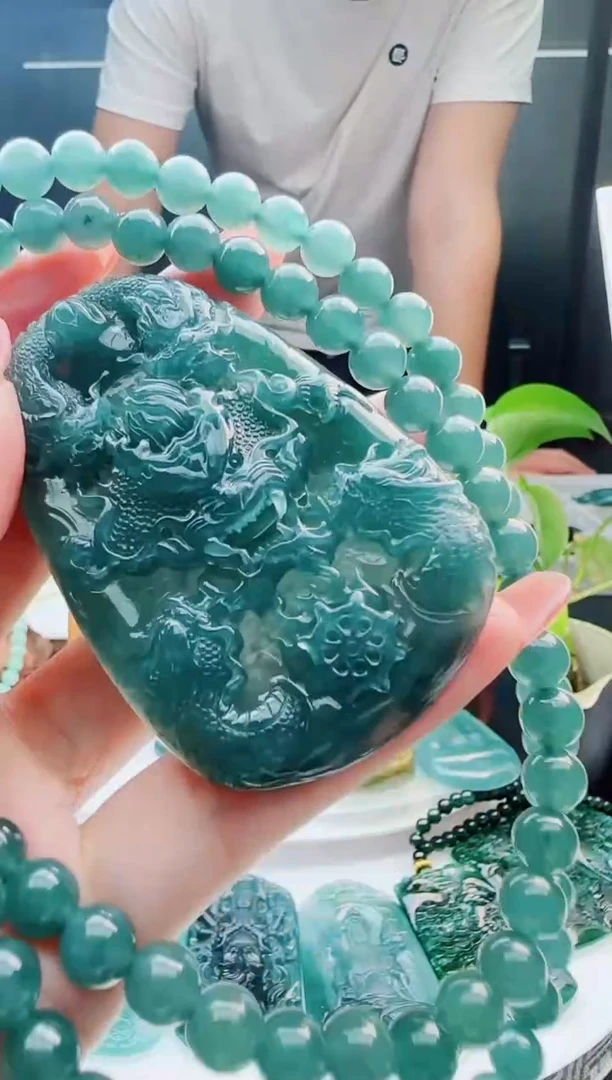 翡翠未镶嵌颈饰多样性发货其中一件