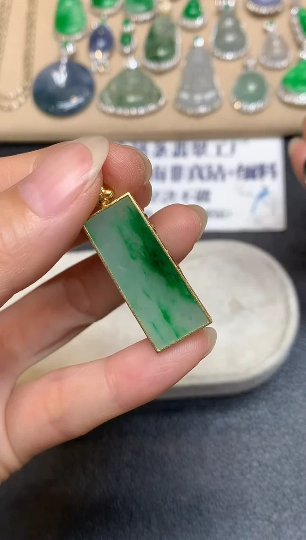 颈饰18K金镶嵌翡翠无事牌【无服务费