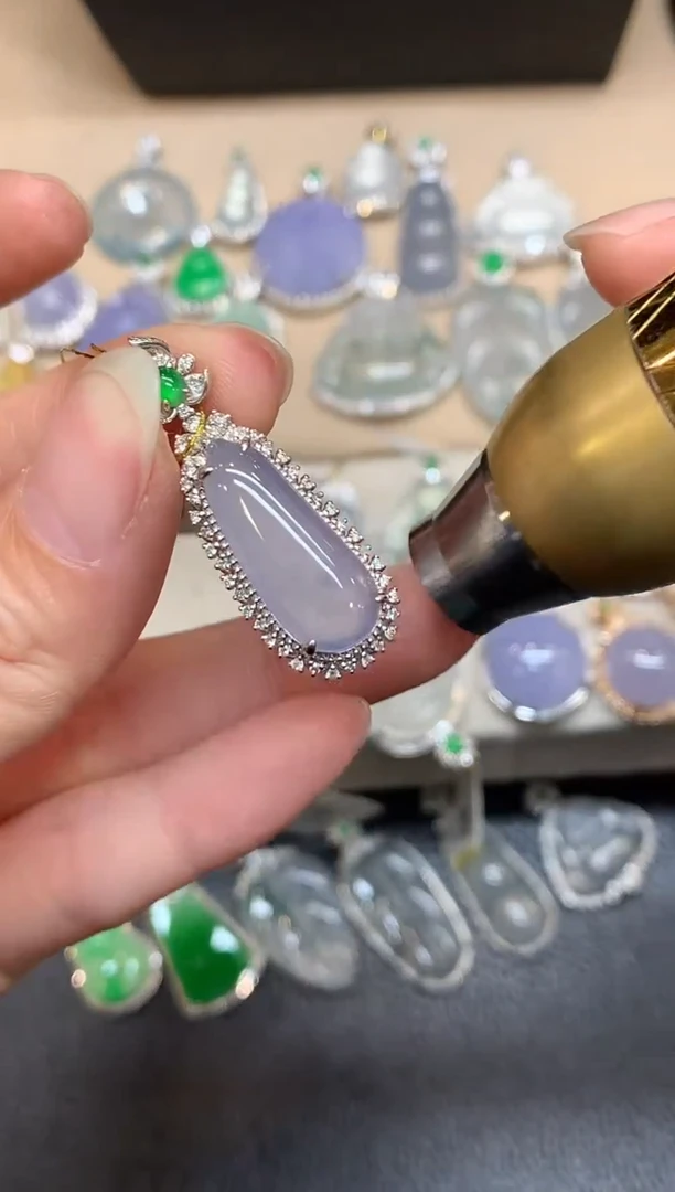 颈饰18K金镶嵌翡翠福瓜【无服务费